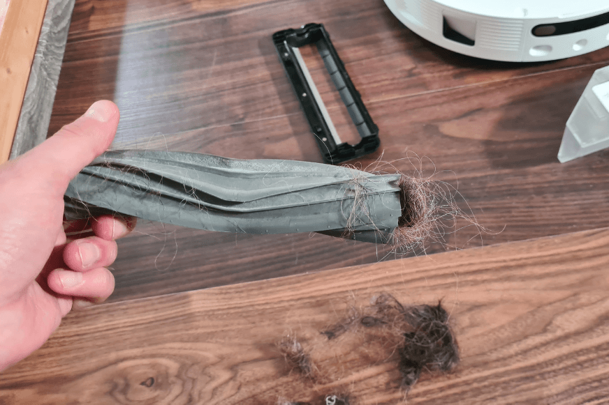 Резиновая щетка с волосами Dreame L20 Ultra в руках.